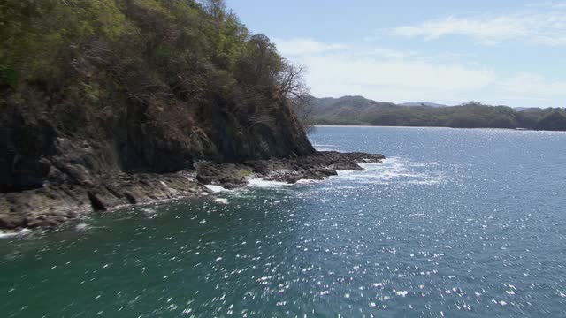 鸟瞰图的岩石海岸线和普拉亚格兰德在太平洋海岸的哥斯达黎加。视频素材