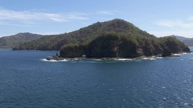 鸟瞰图的半岛和岩石海岸线Punta Zapotal在哥斯达黎加的太平洋海岸。视频素材