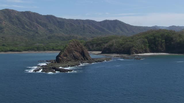 加拉加斯岛鸟瞰图布兰德海滩附近的太平洋海岸的哥斯达黎加。视频素材