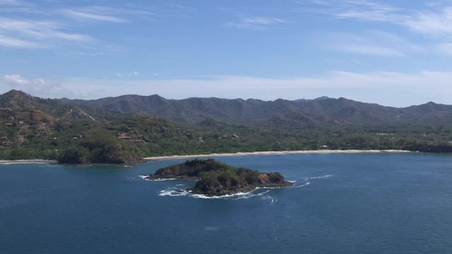 鸟瞰图的乔科亚斯岛和潘卡海滩与山脉的背景，哥斯达黎加。视频素材