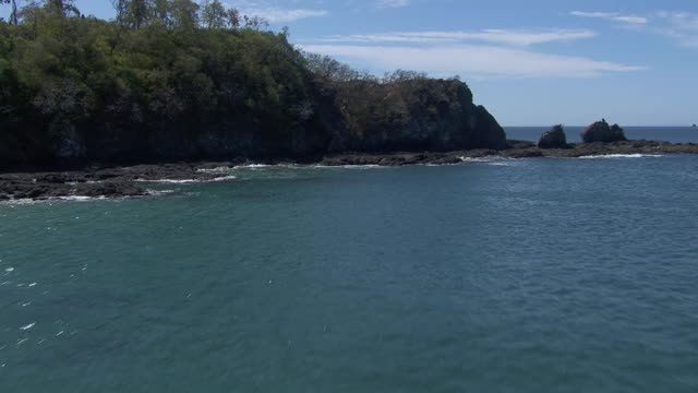 太平洋海岸线和加拉加斯岛的鸟瞰图远离哥斯达黎加海岸。视频素材