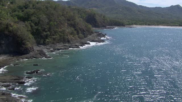 鸟瞰图的岩石海岸线和普拉亚蓬德佩兰乔在哥斯达黎加。视频素材