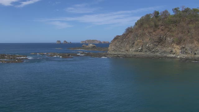 鸟瞰图的岩石海岸线和遥远的布鲁梅尔岛远离哥斯达黎加海岸。视频素材