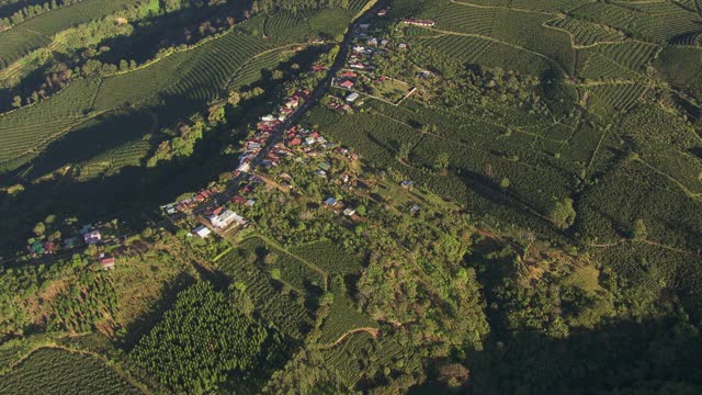 鸟瞰图的小城镇和道路上郁郁葱葱的山坡在哥斯达黎加。视频素材