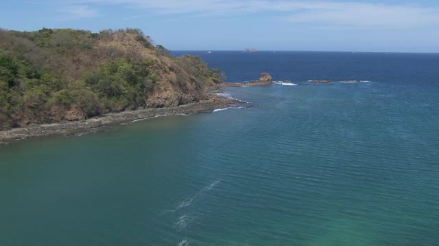 鸟瞰图的太平洋海岸线在哥斯达黎加附近的Playa Zapotillal和Punta Sabana。视频素材