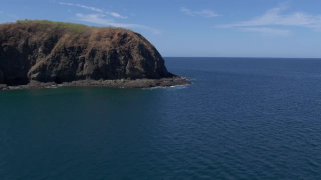 鸟瞰图在可可湾旁边的Pelonas岛太平洋海岸，哥斯达黎加。视频素材