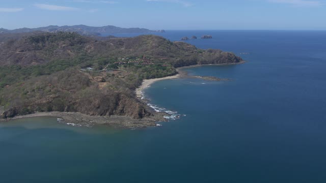 鸟瞰图的太平洋海岸线和巴拿马湾在哥斯达黎加。视频素材