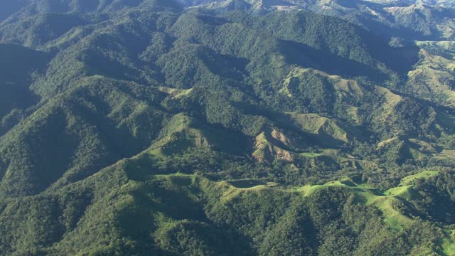 郁郁葱葱的绿色鸟瞰图Tilarán山在哥斯达黎加。视频素材