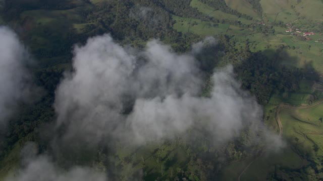 从空中俯瞰绿色的Tilaran山景观与低的声音，哥斯达黎加。视频素材