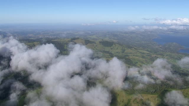 从空中俯瞰郁郁葱葱的蒂拉兰山和遥远的阿雷纳尔湖在哥斯达黎加。视频素材