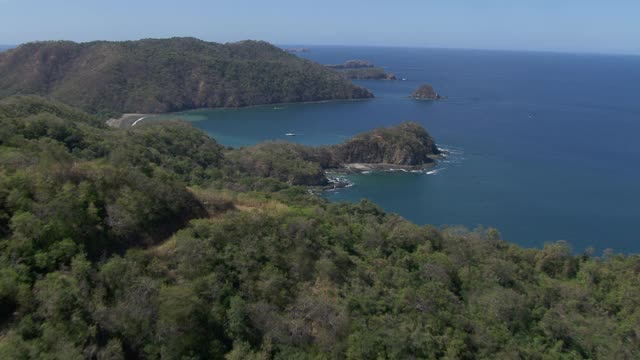 太平洋海岸线和哥斯达黎加瓜卡马亚海滩的鸟瞰图。视频素材