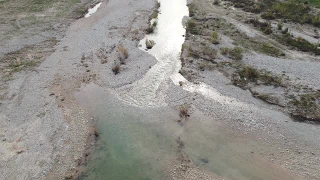 顺着小溪在城市的大河床上从上往下用无人机。视频素材