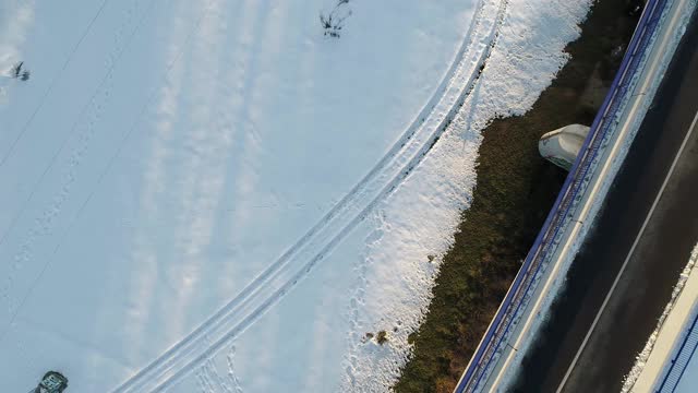 鸟瞰公路和雪地上奔跑的狼。西班牙视频素材