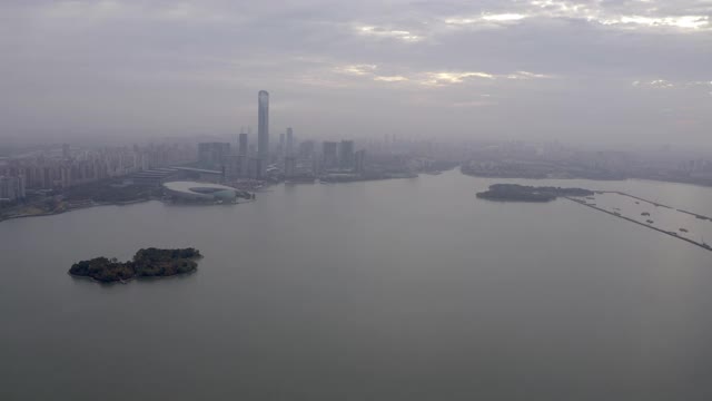 空中摇摄金鸡湖的城市景观对多云的天空，无人机上升城市在日落-苏州，中国视频素材