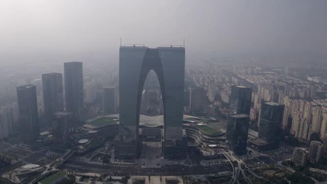 空中倾斜拍摄的现代办公大楼对天空，无人机向前飞行在市中心地区-苏州，中国视频素材