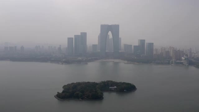 对着建筑航拍金鸡湖上的岛屿，对着天空无人机向城市景观下降-苏州，中国视频素材