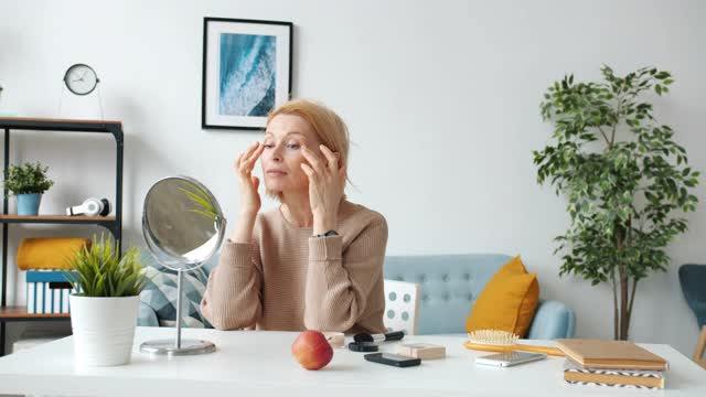 成熟的女人看着镜子化妆，然后和十几岁的女儿玩视频素材