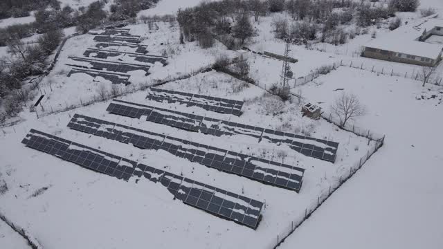 太阳能电池板。一个阳光明媚的日子，太阳能发电站的鸟瞰图。可再生能源植物。视频素材