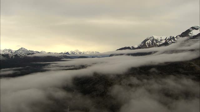 空中阿拉斯加美国云雾山峰苔原视频素材