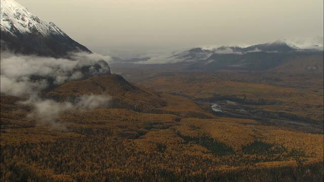 空中阿拉斯加美国云峰山脉苔原国家公园视频素材