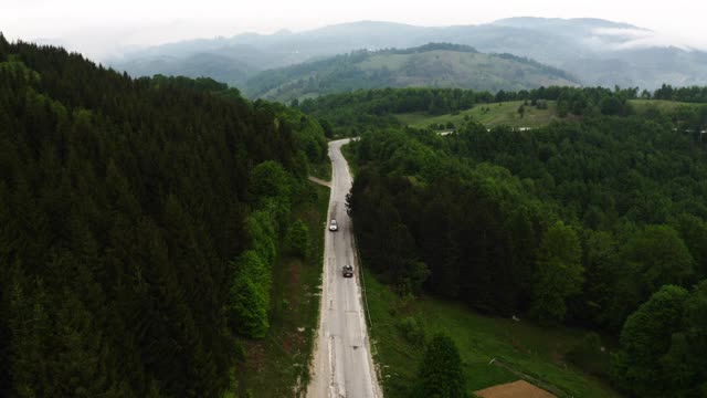 从上面跟在车后面视频素材