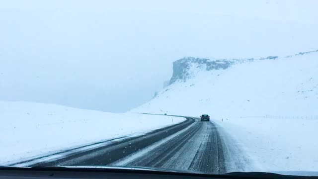 用雨刷在雪地上行驶视频素材