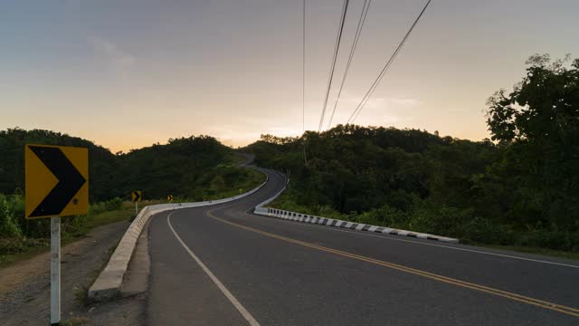 4 k。时间流逝:泰国南省浦阿区，太阳从路上升起视频素材