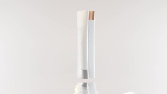 逼真的3D化妆品促销横幅，塑料洗发水护发素瓶。产品以优雅的白色包装，金色的银帽在孤立的背景，护发，包装设计的广告视频素材画面2