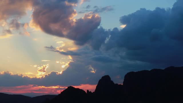 美丽的日落在特波兹特兰山脉在墨西哥视频素材