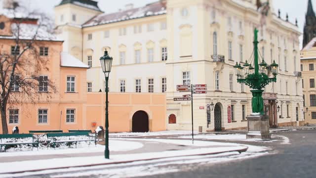 冬天的布拉格古城。白雪覆盖着空旷的街道。视频素材