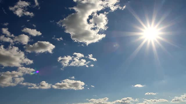 太阳在天空中的太阳空间。视频素材