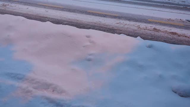 大雪过后，汽车在覆盖着积雪的城市街道上行驶视频素材