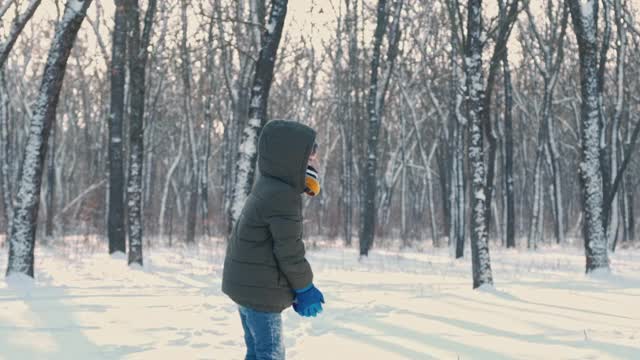 微笑的孩子在户外玩雪。视频素材