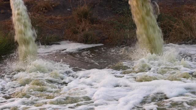 混浊的污水被污染的水从下水管排出视频素材