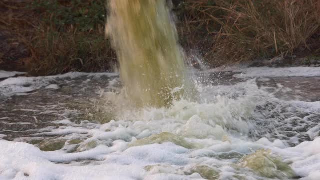 混浊的污水被污染的水从下水管排出视频素材