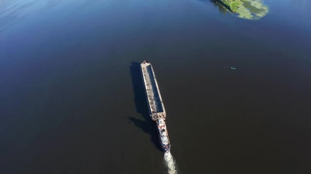 大河驳船沿河漂流-无人机空中轨道拍摄视频素材