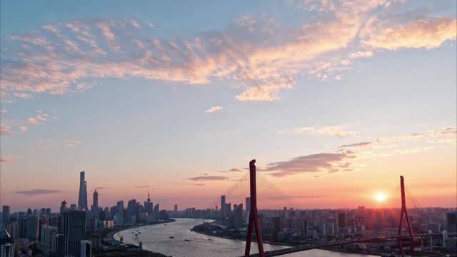 时间流逝的镜头与美丽的云和城市天际线的背景上海城市日落，4k高角度视图b滚动拍摄。视频素材