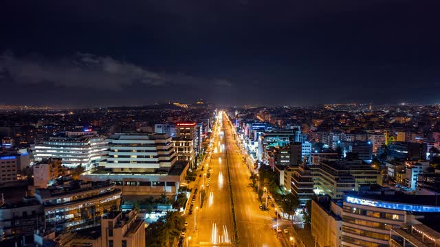 4K全空中夜间延时(hyperlapse)雅典市中心，syggrouu大道，卫城和主要地标视频素材