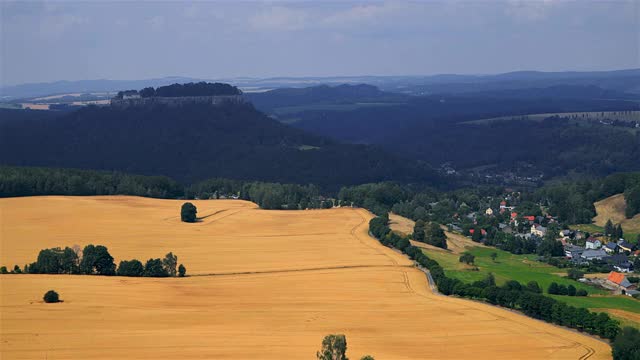 易北砂岩山- Königstein和Lilienstein(从Pfaffenstein看到)，撒克逊瑞士，德国视频素材