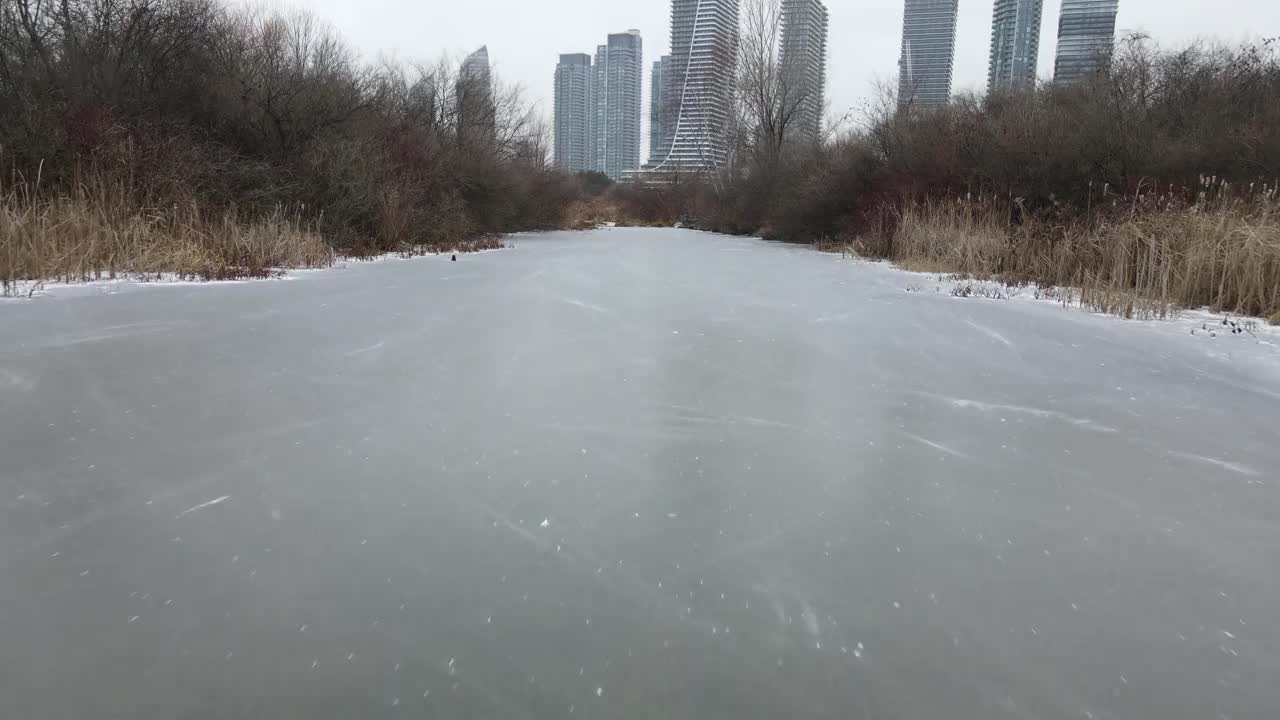 冰湖上的现代建筑视频素材