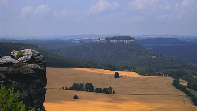 易北砂岩山- Königstein和Lilienstein(从Pfaffenstein看到)，撒克逊瑞士，德国视频素材