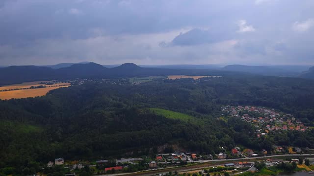 城镇Königstein与易北砂岩山易北河(从利连斯坦看到)，撒克逊瑞士，德国视频素材