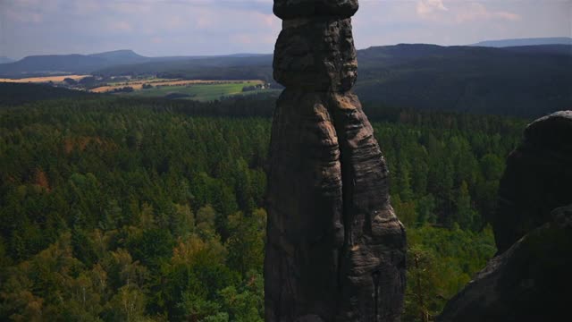 易北砂岩山(从Pfaffenstein看到)，撒克逊瑞士，德国视频素材