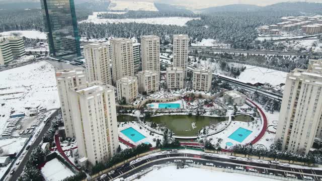 住宅小区，雪住宅小区，空中雪摩天大楼，空中雪公寓，下雪天的住宅，冬天的城市景观，冬天的公寓，城市转型视频素材