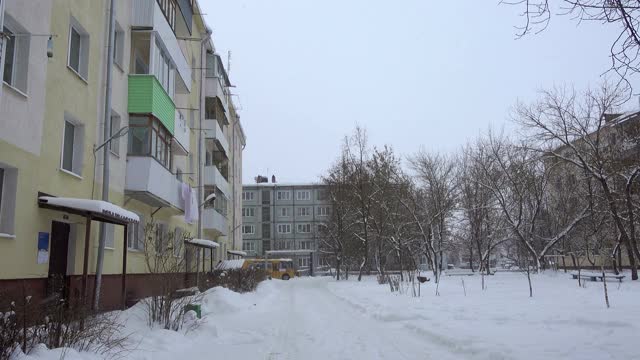 房屋,北部城市。背景中是校车的行驶。住宅区冬天，下雪。视频素材