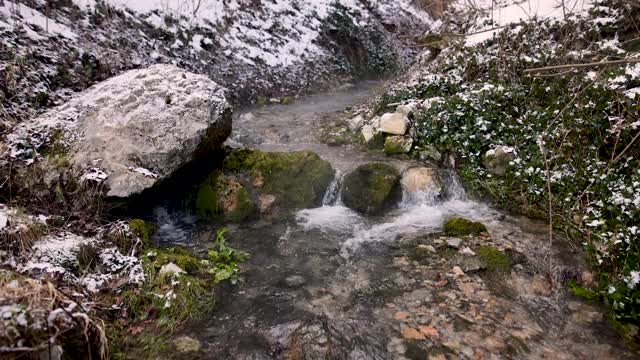 来自山涧的纯净凉水视频素材