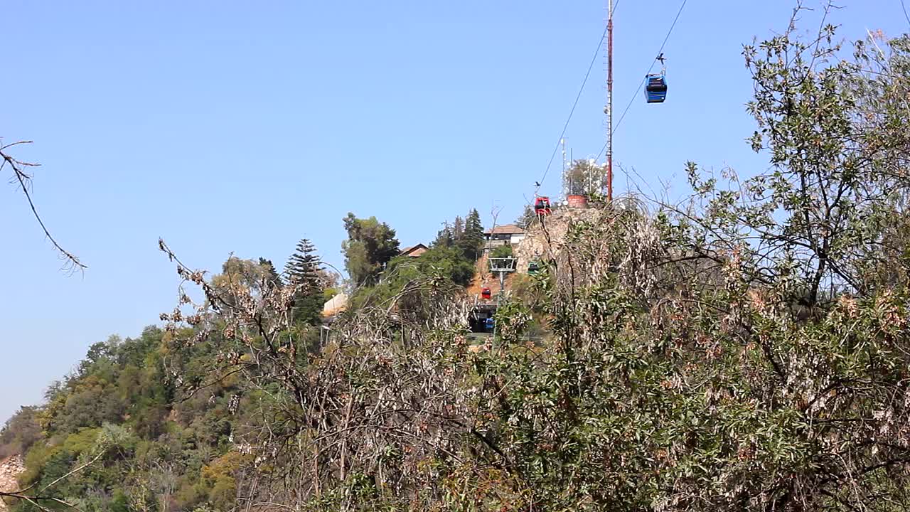 智利圣地亚哥圣克里斯托巴尔山的红色和蓝色缆车视频素材