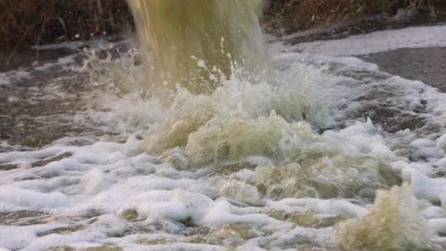 混浊的污水被污染的水从下水管排出视频素材