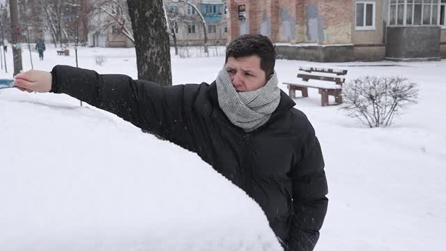 一场大雪过后，司机把车上的积雪清理干净。视频素材