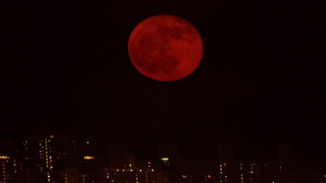 香港上空升起一轮红色的满月视频素材